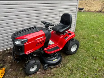 Tondeuse à siége Troy Buil 42 pouces et 17.5hp, 2 ans, View more