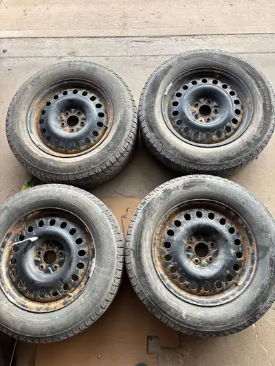 Michelin winter tires with rims 235/65/R17 Bolt pattern 5x114.3 mm Good tread