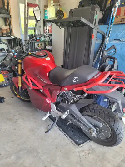 Bien lire svp! Moto Électrique Daymak Rogue . Fonctionne avec 6 batterie. Roule a 32km heure Peut em...