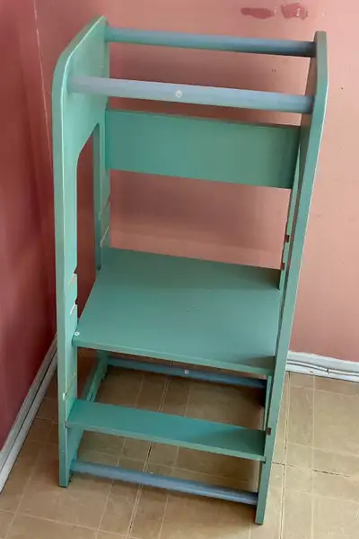 - Safely elevate young children to counter height. - Up to 5 years old.