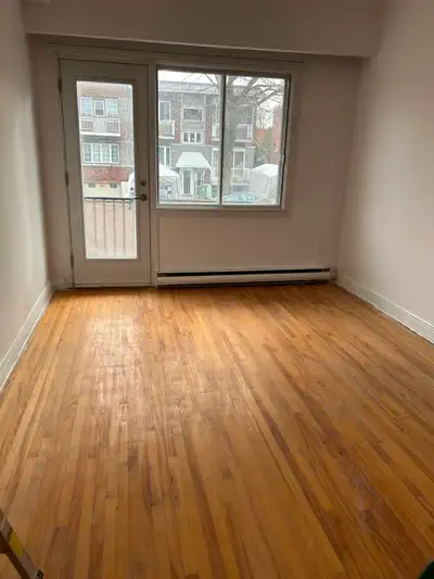 Grand 3 1/2 avec une chambre fermée au 2e étage sur une rue tranquille; tous les services à quelques...
