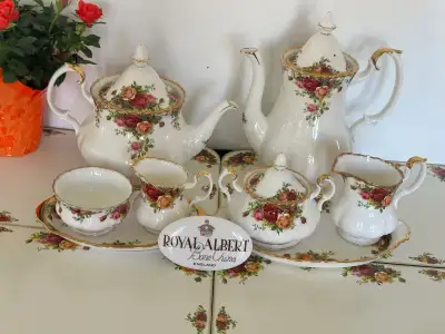 Old Country Roses pattern by Royal Albert dinner place, View more