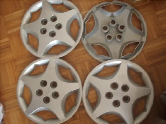 Chevrolet 5-bolt 15-inch plastic wheel covers             5973 in Other in City of Toronto - Image 2