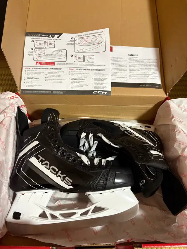 CCM TACKS VECTOR INTERMEDIATE HOCKEY SKATES in Hockey in Laval / North Shore - Image 2