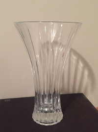 ONE BRAND NEW DESIGNER SHERIDAN  CLEAR CRYSTAL TABLE VASE BY ''
