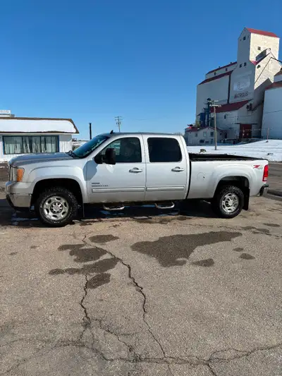 2010 - 2500 GMC Z71 SLT Duramax for sale 212,000 km New tires ( BF Goodrich) 17” tunnel cover bucket...