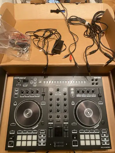 Console Roland DJ-505 et CR4 Powered speakers, View more