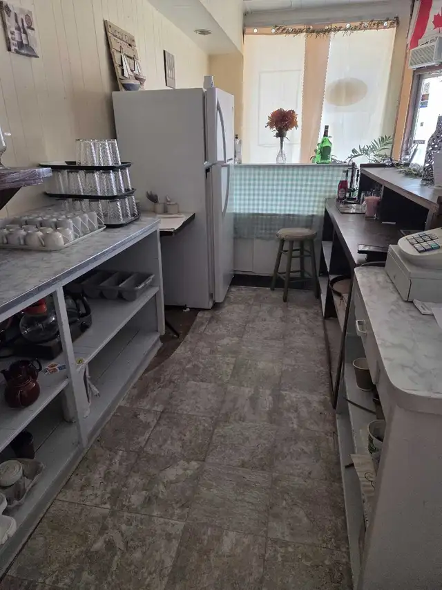 Restaurant & home for Sale in Commercial & Office Space for Sale in Saskatoon - Image 4