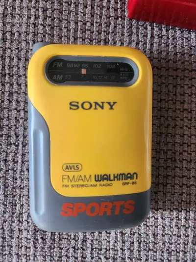 Vintage Sony Sports Walkman AVLS FM/AM Radio SRF-85 w/ Belt Clip. 40$ obo