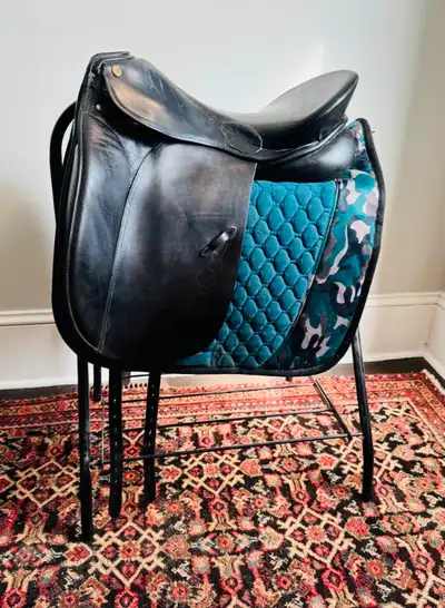 Nice 17.5 Otto Schumacher dressage saddle with medium sized thigh blocks. Tree and wool flocking are...