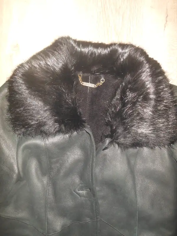 sheepskin coat/mouton in Women's - Tops & Outerwear in City of Montréal - Image 4