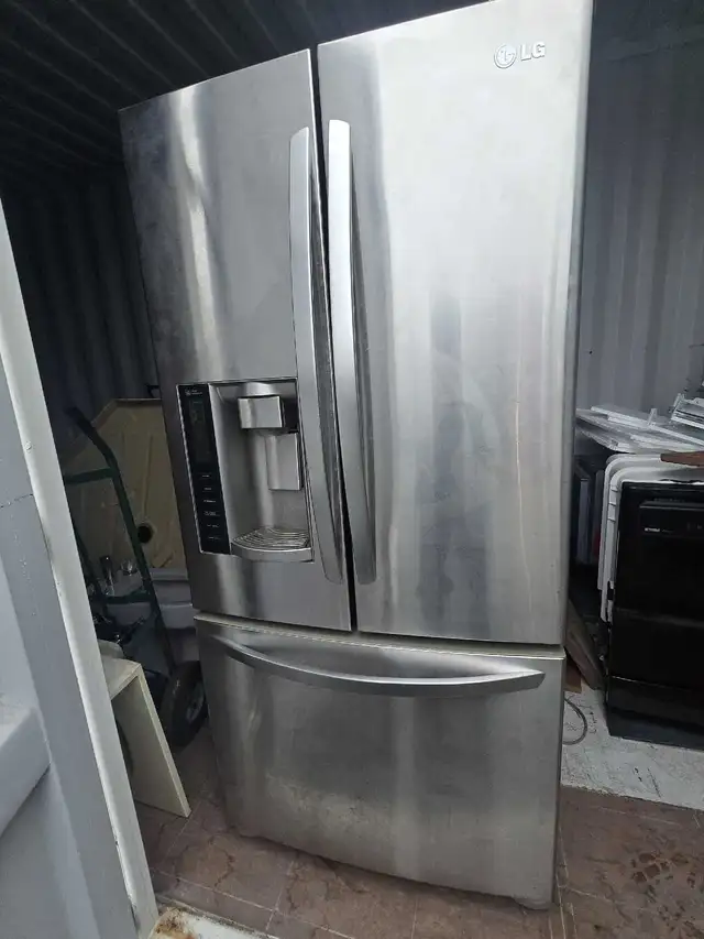LG Refrigerator for Parts in Refrigerators in Bedford - Image 2