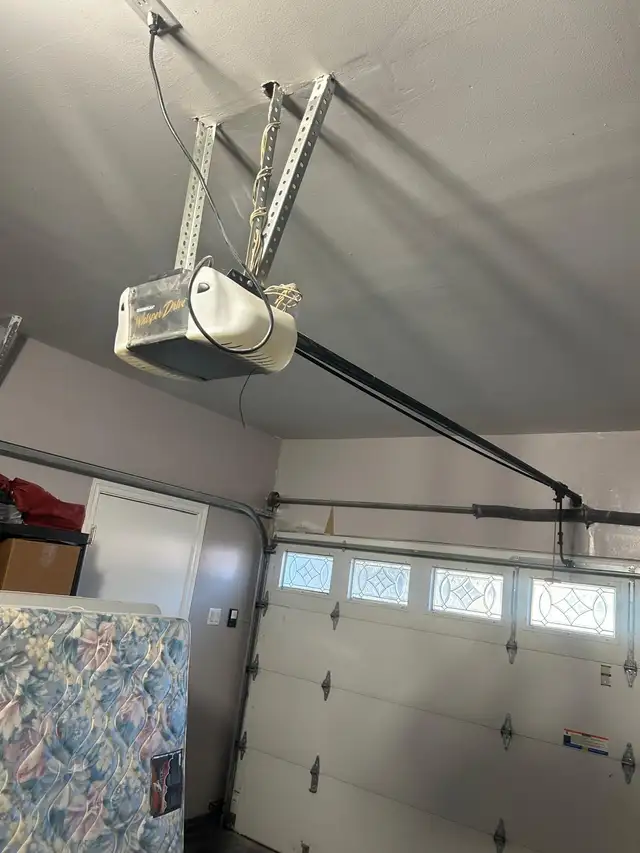 Great condition white garage door 15’x7’ with silent motor in Garage Doors & Openers in City of Montréal - Image 5