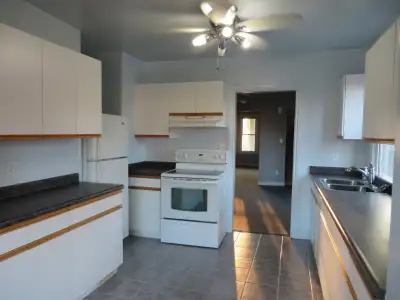 U OF W 5 MINUTE WALK. GORGEOUS 3 BEDROOM APARTMENT ΟΝ CAMPBELL 1845 plus heat and hydro,water includ...