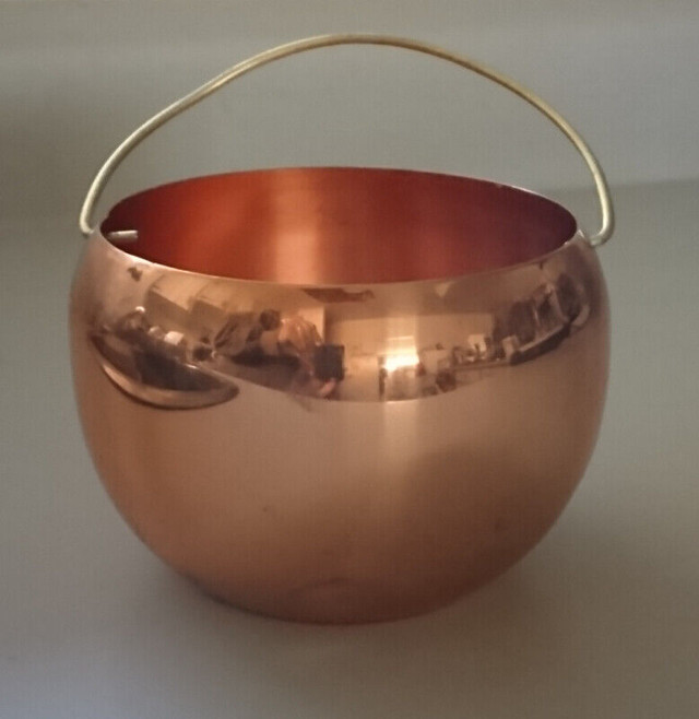 Vintage Round Copper Planter Pot with Brass Handle in Arts & Collectibles in Oshawa / Durham Region - Image 2