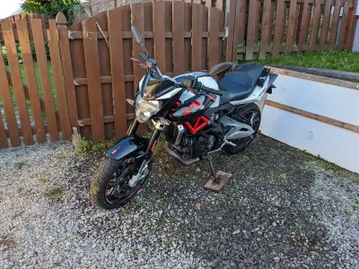 Aprilia Shiver 750 2013 à vendre! Plaqué Sport touring à la SAAQ. 54000km, très propre. Poignées cha...
