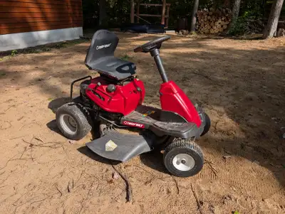 Troy-Bilt Riding Lawn mower with 11.5hp Briggs and Stratton Engine and 30in deck. Runs well, needs a...