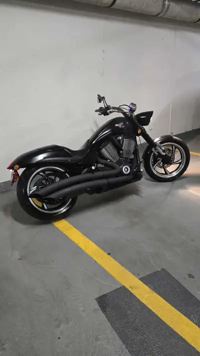 This Hammer turns heads. 106 freedom engine is very powerful. It's got new tires rear Matzler 260 wi...