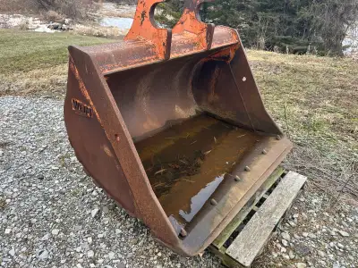 60" ditching bucket for 20 ton machine . Good condition , edge hasn't been flipped . Wedge coupler ....