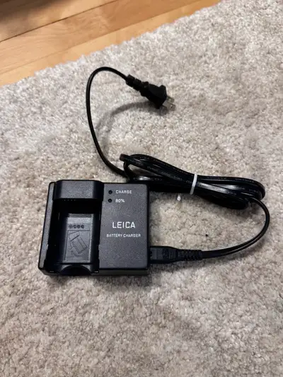 Like new condition Leica BC-SCL4 battery charger that came with my Leica Q2.