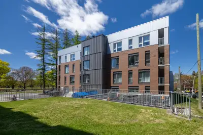 ***LOCATION 31 JOURS ET PLUS*** Unité 117 au rez de chaussée 2100$ 6 mois et + non chauf/éclairé 220...