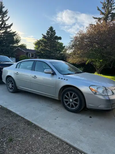 2006 Buick Lucerne for sale - CXL trim, V8 - Leather seats - 187,000km’s - Windshield is cracked - n...