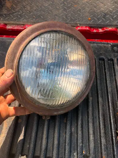 Not sure what year of vehicle it fits it has the FORD logo on the lens