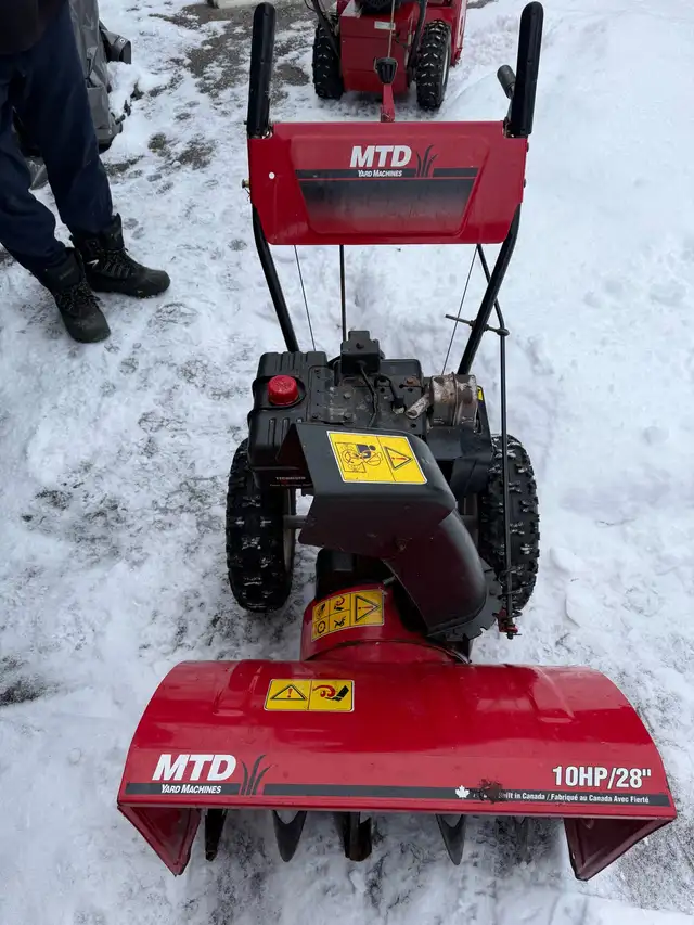 MTD Yardmachine snowblower in Snowblowers in Oshawa / Durham Region - Image 2