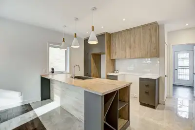 Appartement 3 1/2 complètement remis à neuf disponible le 1er juillet. Frigo, poêle, laveuse, sécheu...