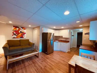 Immaculate ground-level suite in the heart of downtown Smithers is available for November 1st. Perfe...