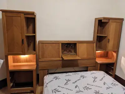 Cadre de lit avec tiroirs et colonnes / Bed frame with drawers a, View more