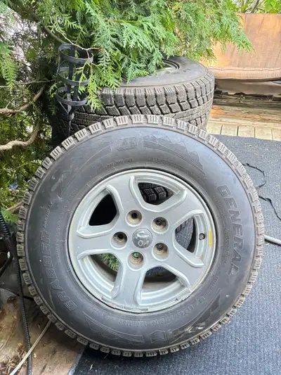 4 pneus General Grabber montés sur 4 rims Dodge 16 pouces_980 $ Bons pneus pour camion ou VUS Pneus...