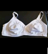 BRAND NEW! White embroidered wireless Bra. 44D / Soutien gorge