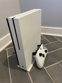 Xbox One S *1 TB* with vertical stand