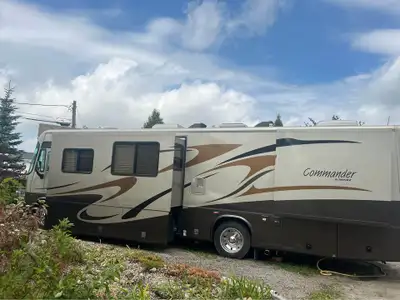 Beautiful 37' Triple E Commander Motorhome. Single owner, meticulously cared for and very clean. Nev...