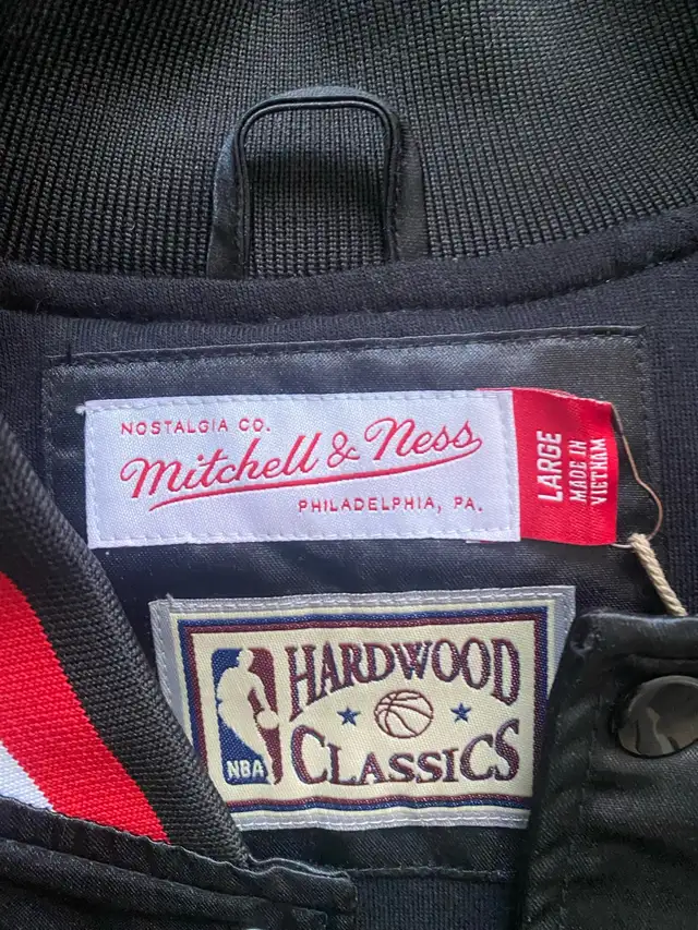 Brand New - Men’s Satin Raptors Bomber Jacket (Large) in Men's in Mississauga / Peel Region - Image 4