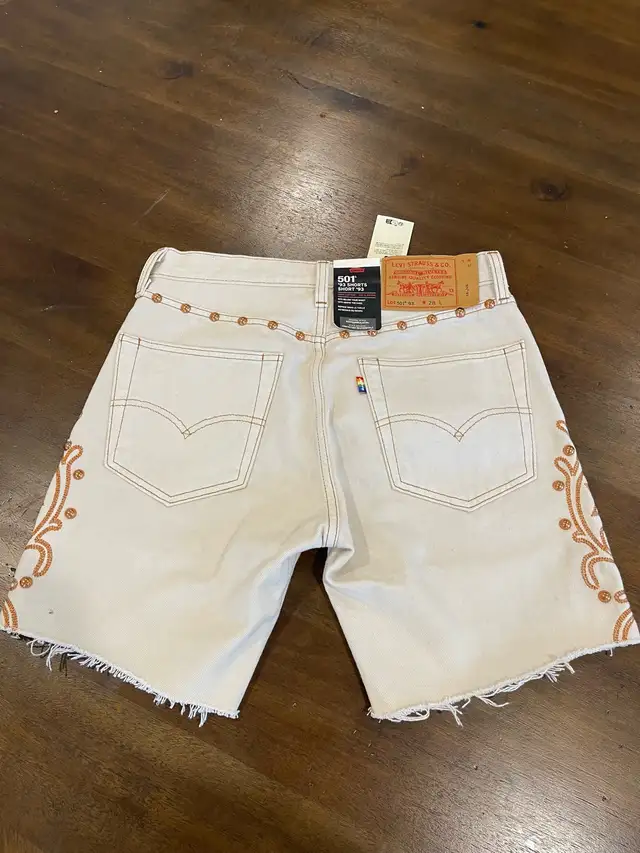 Levi’s Bermuda short size 28 in Women's - Tops & Outerwear in City of Toronto - Image 7