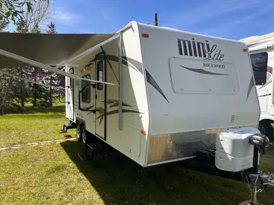 Single slide, dual entrance hardwall trailer, front master bedroom, storage under bed, small slide w...