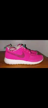 Woman's Nike Running Shoes 7.5