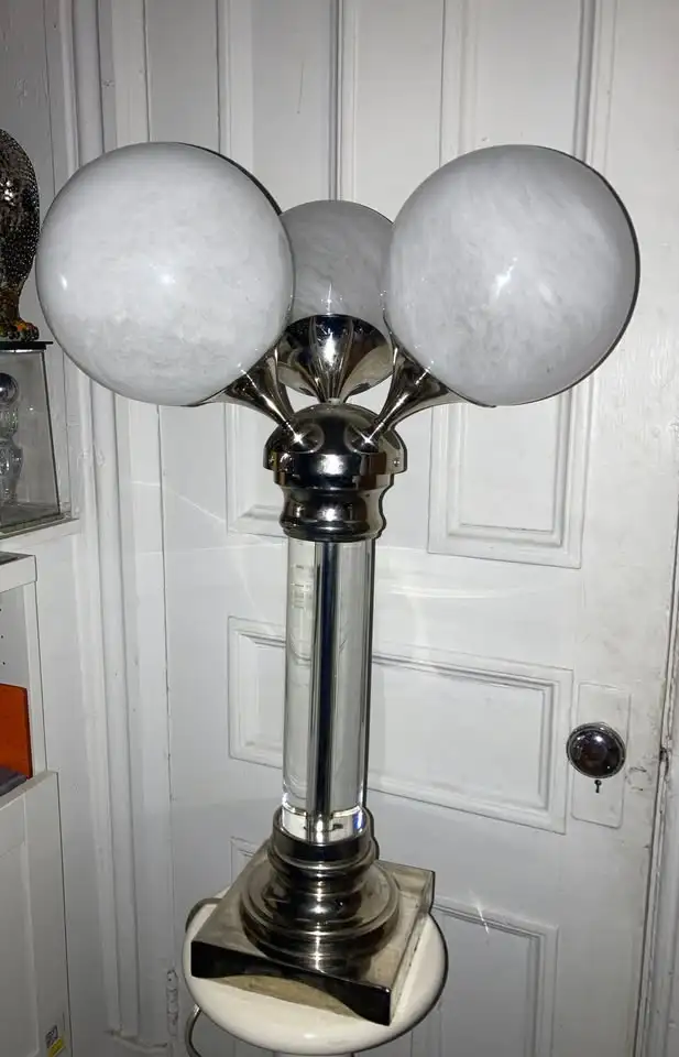 Retro Chrome and Glass Table Lamp with 3 Globes - $270 Cash Only in Indoor Lighting & Fans in City of Montréal - Image 8