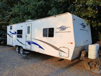 Looking for a good starter camper? This unit has been renovated. It sleeps 7 and all the appliances...