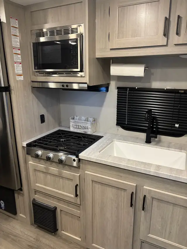 2025 Coachmen Travel Trailer Rental Sleeps 8 | Family Ge in Ontario in Canada - Image 11