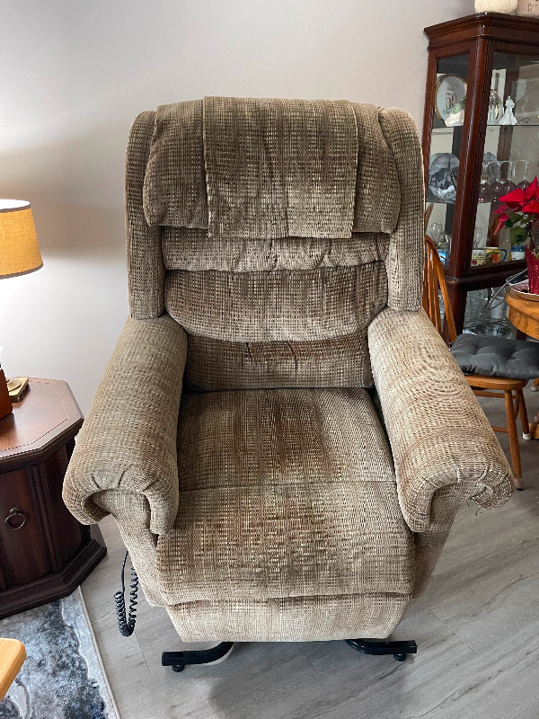 Electric Lift Chair in Chairs & Recliners in Sarnia - Image 2