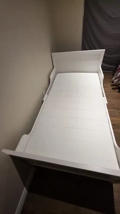 This pre-owned IKEA toddler bed is a sturdy and practical choice for your child's transition to a bi...