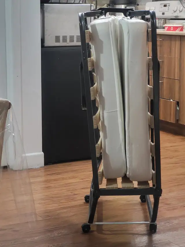 lit pliant in Beds & Mattresses in City of Montréal - Image 4
