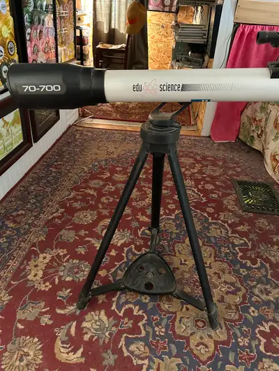 Edu-Science 70-700 telescope. Comes with Starfinder book. $75 Located in Loch Lomond, can meet