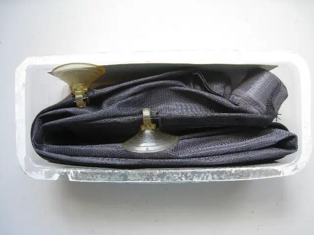 Eddie Bauer Rear Sunshade in Other in Guelph - Image 5