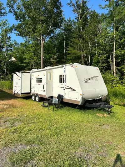 2009 30 foot forest river surveyor. Inside, you’ll find a fully equipped kitchen featuring a refrige...
