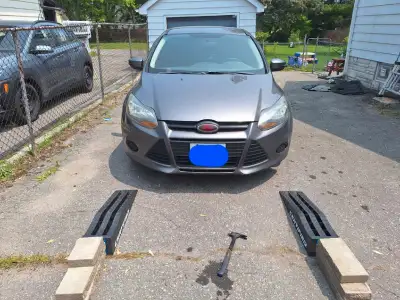 2013 ford focus se 193133 km Manual transmission Runs drives and stops Needs a front passenger wheel...