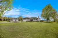 3+1 Bed, 3 Bath bungalow an acre lot AG1 Zoned farm residential